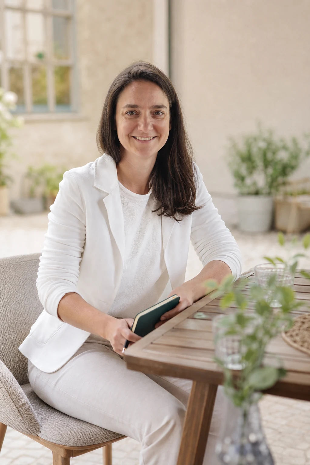 Agnes Eberhardt, systemischer Coach, in hellem Blazer vor ruhigem Hintergrund
